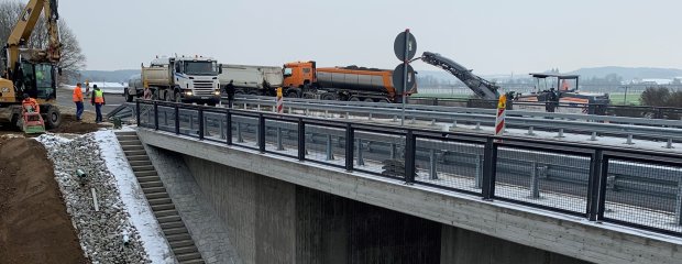 Seit dieser Woche herrscht auf der Brücke bei Etzenbach im Zuge der B 16 wieder freie Fahrt. Derzeit wird noch die Behelfsumfahrung (rechts im Hintergrund) zurückgebaut.