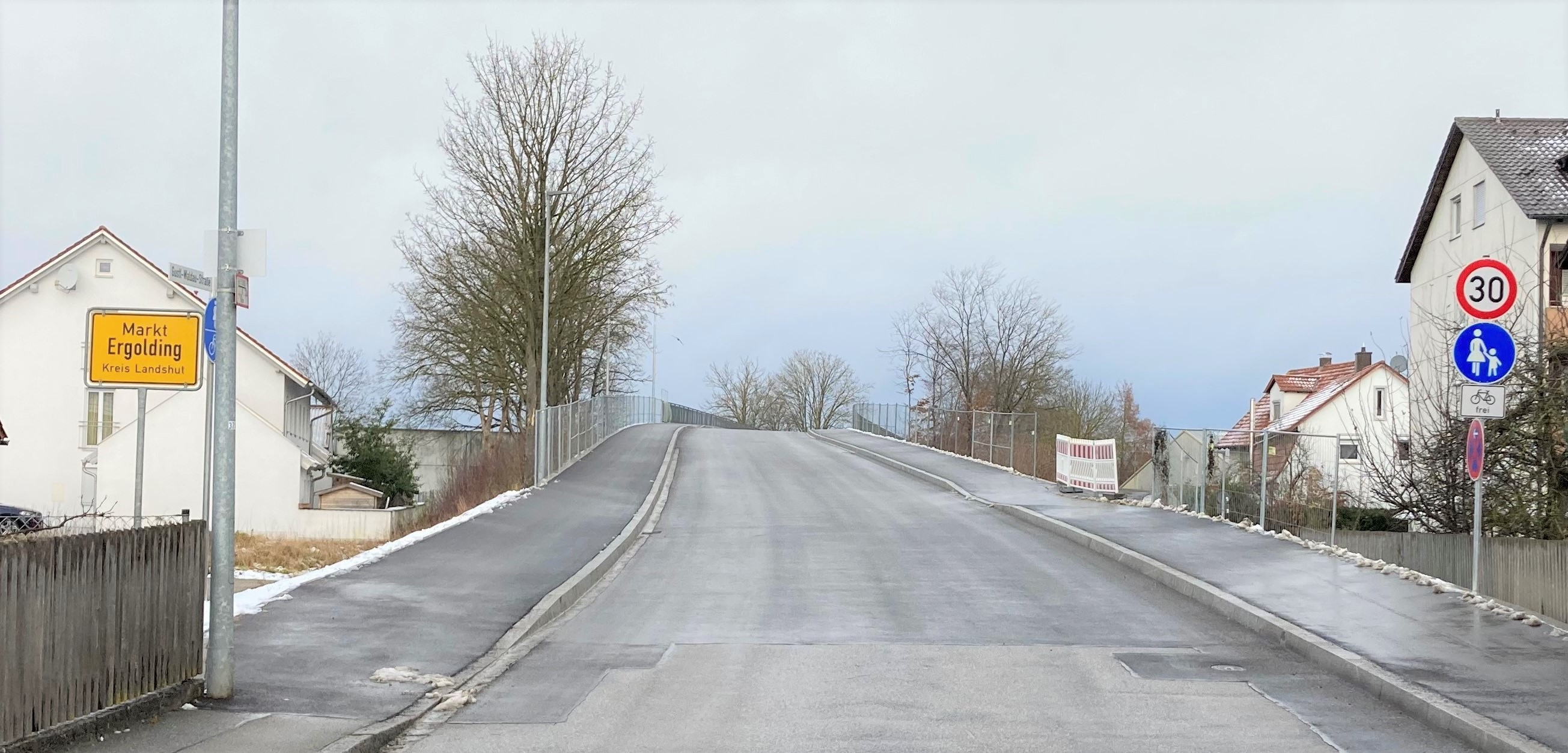 Die runderneuerte Brücke aus Piflaser Sicht. Die runderneuerte Brücke aus Piflaser Sicht.