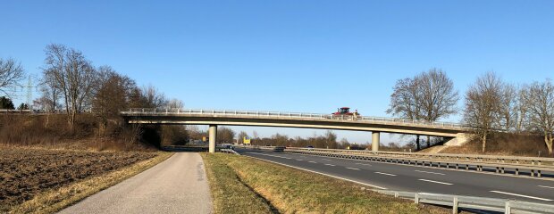 Ab kommenden Montag erneuert das Staatliche Bauamt Landshut die beiden Brücken über die B 15 bei Altheim...