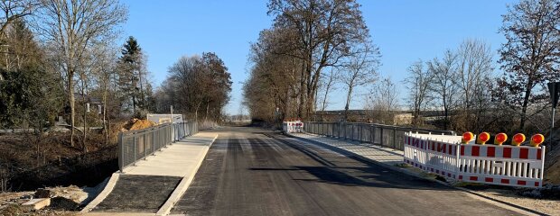 Die Brückenarbeiten an der B 299 sind bis auf Restarbeiten abgeschlossen. Hier im Bild das neue Bauwerk auf Höhe des Siegenburger Freibads (Perkaer Weg).
