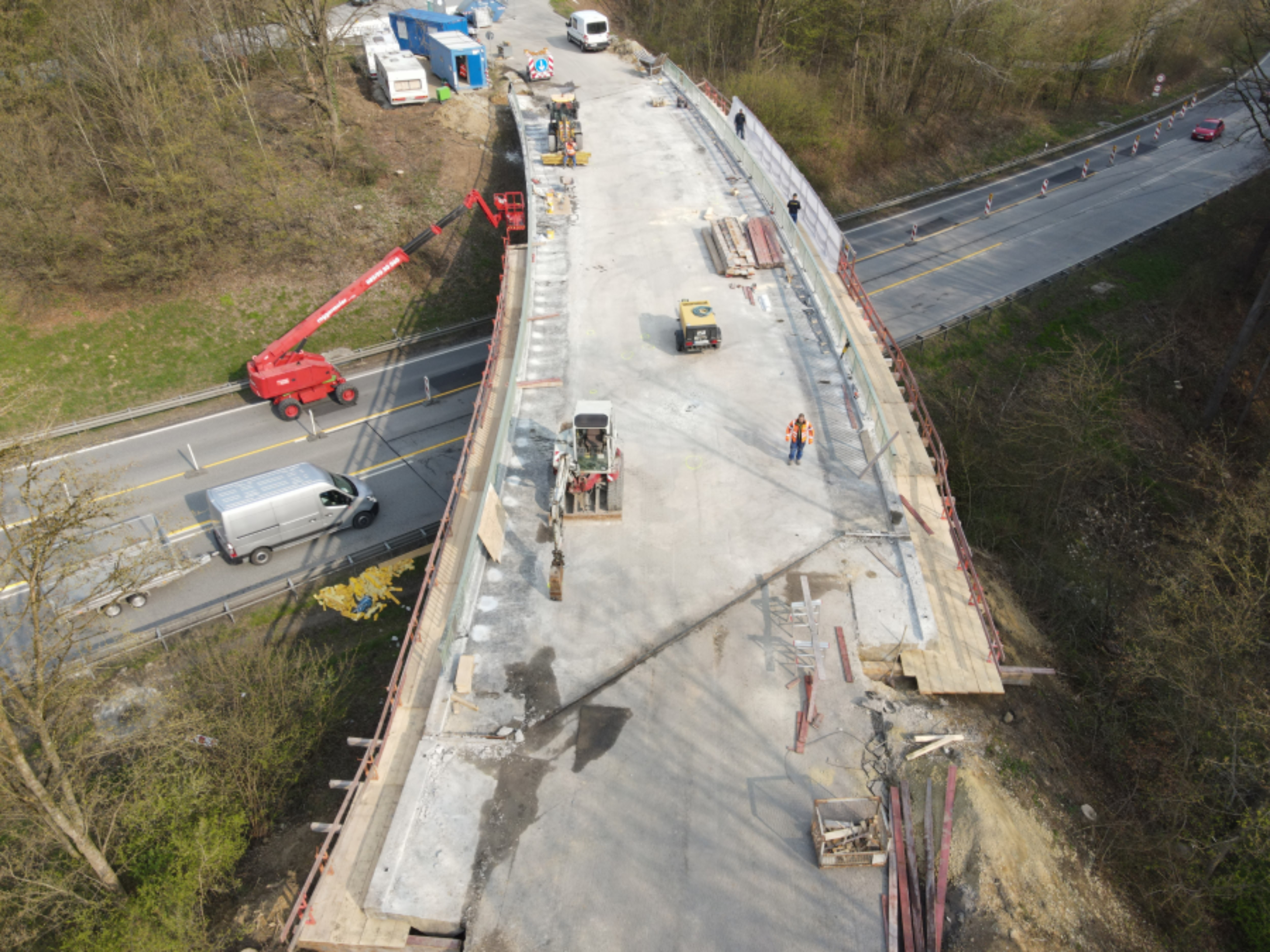 Seit den Ostern saniert das Staatliche Bauamt Landshut die Brücke über die B 299 am Landshuter Moniberg. Seit den Ostern saniert das Staatliche Bauamt Landshut die Brücke über die B 299 am Landshuter Moniberg.