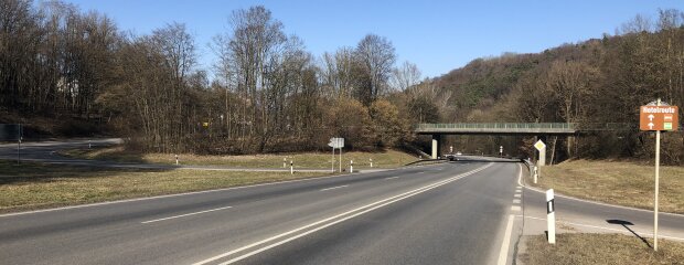 Nach den Osterferien saniert das Staatliche Bauamt Landshut die Brücke über die B 299 am Landshuter Moniberg. 