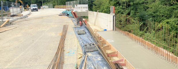 Derzeit wird vor allem an der Stützwand für den neuen Geh- und Radweg vor, auf und hinter der Brücke gearbeitet.