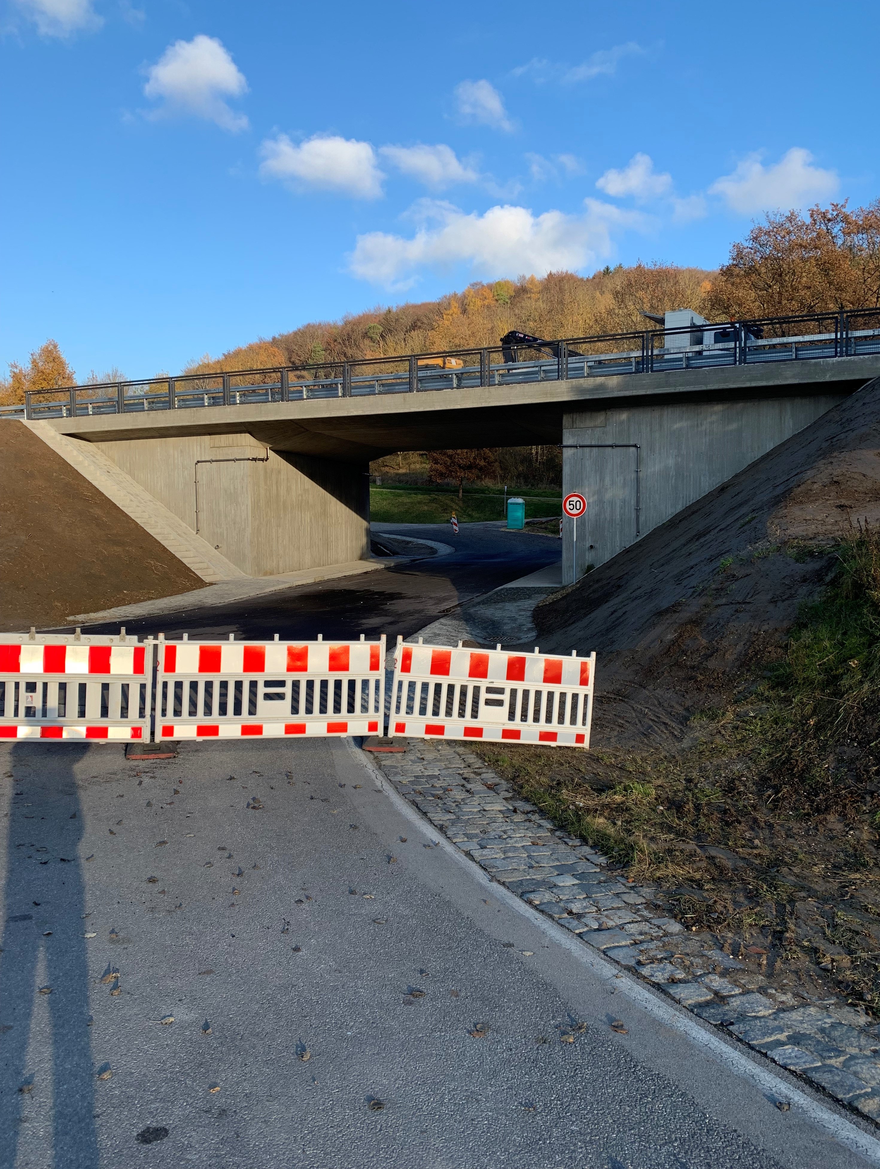 Unter dem Bauwerk stehen noch einige Restarbeiten an, im Laufe des Dezembers wird dann auch die Kreisstraße KEH 19 wieder für den Verkehr freigegeben. Unter dem Bauwerk stehen noch einige Restarbeiten an, im Laufe des Dezembers wird dann auch die Kreisstraße KEH 19 wieder für den Verkehr freigegeben.