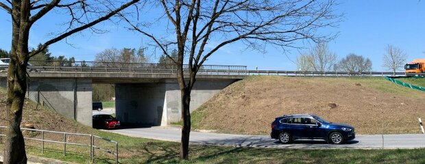 Das Staatliche Bauamt Landshut bricht die Brücke im Zuge der B 16 über Kreis-straße 19 ab und ersetzt sie durch einen Neubau. Das Staatliche Bauamt Landshut bricht die Brücke im Zuge der B 16 über Kreis-straße 19 ab und ersetzt sie durch einen Neubau.