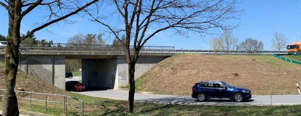 Das Staatliche Bauamt Landshut bricht die Brücke im Zuge der B 16 über Kreis-straße 19 ab und ersetzt sie durch einen Neubau.