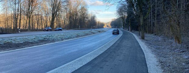 Der neue Geh- und Radweg entlang der B 11 bei Tiefenbach ist fertiggestellt.