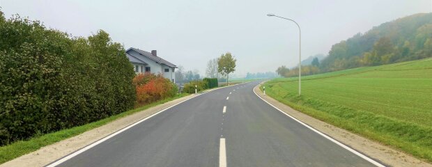 Bei Hörmannsdorf ist die Sanierung der St 2141 bereits abgeschlossen. Kommen-des Frühjahr steht noch die Erneuerung der Ortsdurchfahrt Postau an.