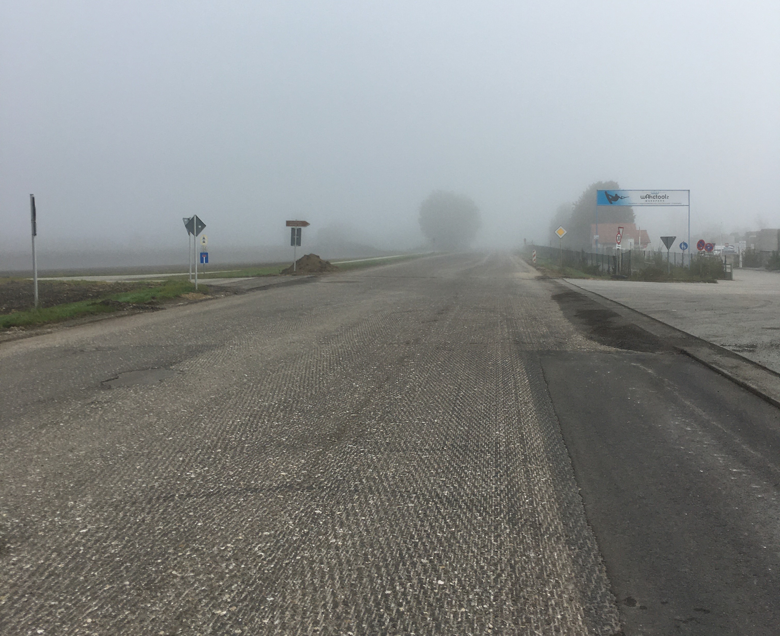 Außerorts erhält kommende Woche der Bauabschnitt von den Betonwerken Linden bis zur Landkreisgrenze seine neuen Asphaltschichten. Außerorts erhält kommende Woche der Bauabschnitt von den Betonwerken Linden bis zur Landkreisgrenze seine neuen Asphaltschichten.