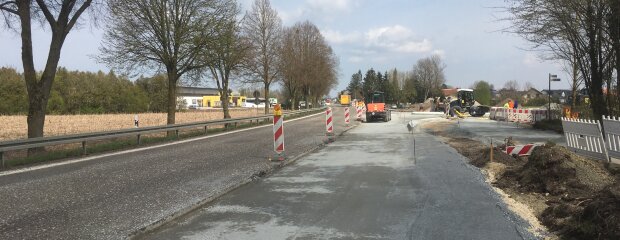 Seit Anfang April wird unter anderem die Abbiegespur für das Neubaugebiet am Ortseingang von Kronwieden erstellt. Ab Mittwoch gehen nun die Asphaltierungsarbeiten über die Bühne.