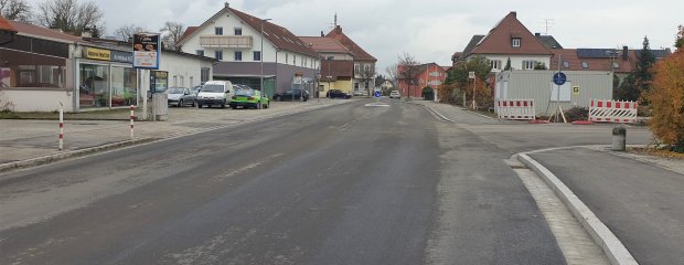 Am Mittwoch hat das Staatliche Bauamt Landshut die runderneuerte Ortsdurchfahrt Wörth wieder für den Verkehr freigegeben.