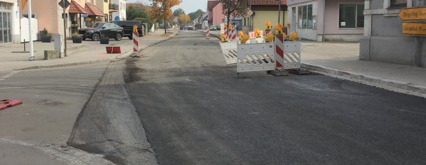 Kommende Woche wird ein letztes Mal in der Ortsdurchfahrt Wörth asphaltiert.