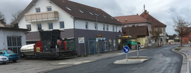 Aufgrund von Restarbeiten geht die Sanierung der St 2074 in Wörth in die Verlängerung. Aufgrund von Restarbeiten geht die Sanierung der St 2074 in Wörth in die Verlängerung.