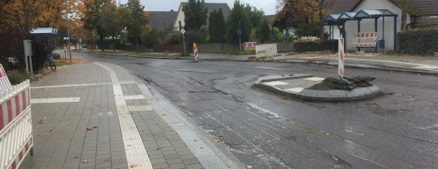 BU: Die Arbeiten in der Ortsdurchfahrt Wörth schreiten voran, auch die Busbuchten sind bereits gepflastert. Kommende Woche erhält innerorts der nächste Bauabschnitt seine neuen Asphaltschichten. BU: Die Arbeiten in der Ortsdurchfahrt Wörth schreiten voran, auch die Busbuchten sind bereits gepflastert. Kommende Woche erhält innerorts der nächste Bauabschnitt seine neuen Asphaltschichten.