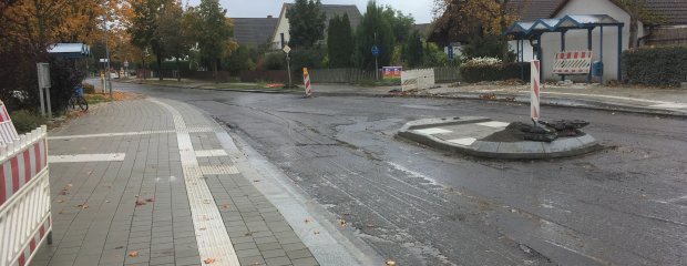 BU: Die Arbeiten in der Ortsdurchfahrt Wörth schreiten voran, auch die Busbuchten sind bereits gepflastert. Kommende Woche erhält innerorts der nächste Bauabschnitt seine neuen Asphaltschichten.