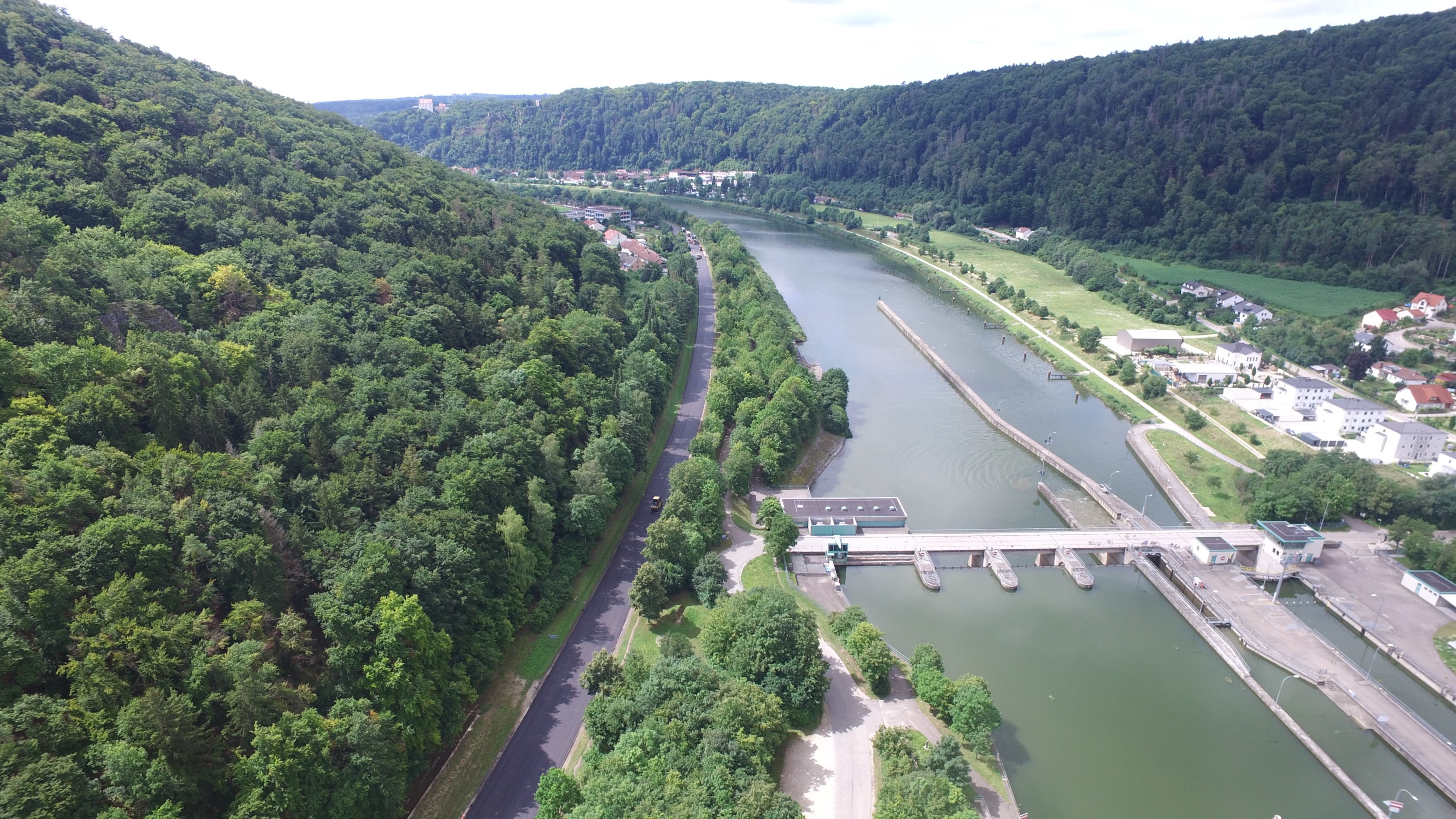 Der Staatsstraßen-Abschnitt vom Knoten St 2230/St 2231 bei Riedenburg bis zur Schleuse wurde bereits saniert. Ab kommende Woche ist die Strecke zwischen der Schleuse und Untereggersberg dran. Der Staatsstraßen-Abschnitt vom Knoten St 2230/St 2231 bei Riedenburg bis zur Schleuse wurde bereits saniert. Ab kommende Woche ist die Strecke zwischen der Schleuse und Untereggersberg dran.