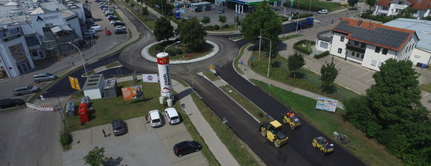 Asphaltierungsarbeiten im Bereich Kreisverkehr Einkaufszentrum Asphaltierungsarbeiten im Bereich Kreisverkehr Einkaufszentrum