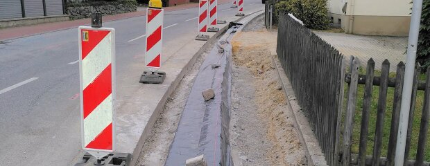 In der Ortsdurchfahrt Hohenthann werden derzeit die Randbegrenzungen im Rathausbereich neu verlegt, um den Gehweg zu verbreitern respektive sicherer zu gestalten und gleichzeitig die Linienführung der Straße zu verbessern.