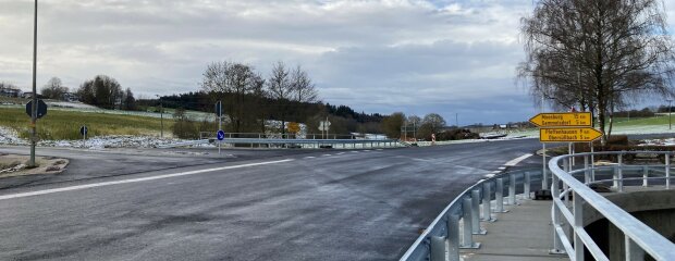 Die Brücke in Obermünchen erhält von 15. März an ihre finale Fahrbahndecke.