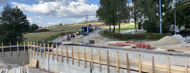 In Obermünchen sind die beiden bereits betonierten Widerlager der neuen Brücke gut zu erkennen. Im Hintergrund: Die St 2049, die zwischen Obermünchen und Martinszell saniert wird.