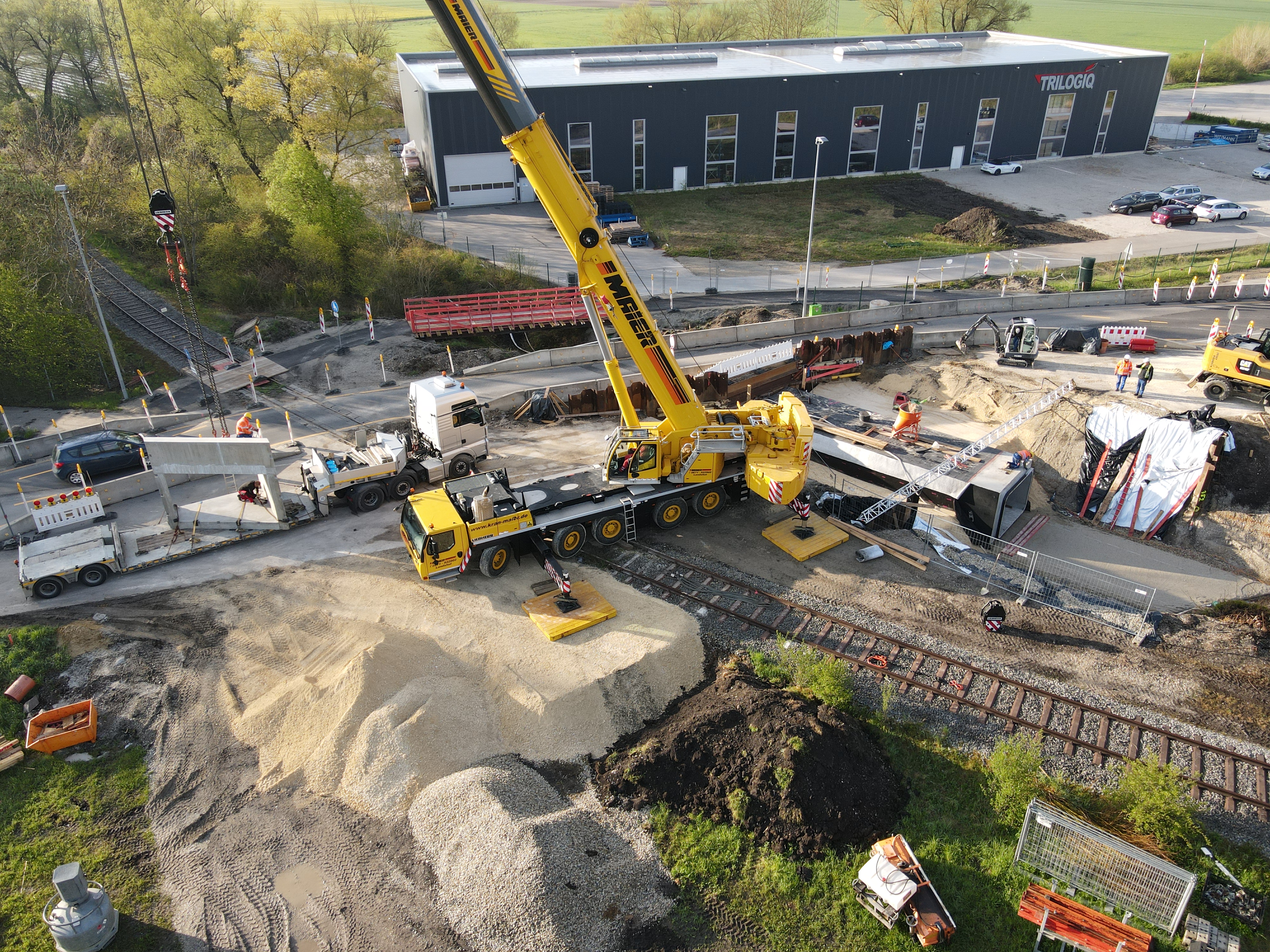 Zuletzt wurden die schweren Fertigteile mit einem Kran vor Ort eingehoben. Zuletzt wurden die schweren Fertigteile mit einem Kran vor Ort eingehoben.