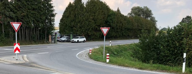 Ab Montag saniert das Staatliche Bauamt Landshut das Straßenbankett auf der Abfahrtsrampe der B 299 bei Hascherkeller. Ab Montag saniert das Staatliche Bauamt Landshut das Straßenbankett auf der Abfahrtsrampe der B 299 bei Hascherkeller.