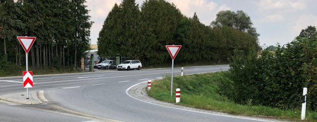 Ab Montag saniert das Staatliche Bauamt Landshut das Straßenbankett auf der Abfahrtsrampe der B 299 bei Hascherkeller.