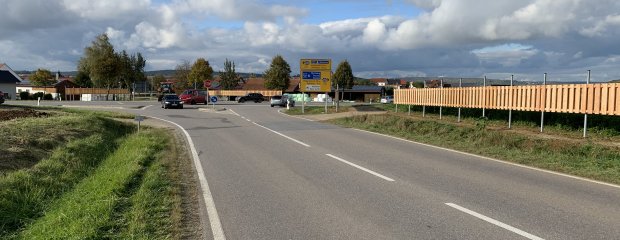 Um die Verkehrssicherheit an der B 16-Kreuzung bei Reißing zu verbessern, hat das Staatliche Bauamt Landshut zusammen mit dem Landkreis Kelheim einen Sichtschutz errichtet sowie Stoppschilder aufgestellt. Um die Verkehrssicherheit an der B 16-Kreuzung bei Reißing zu verbessern, hat das Staatliche Bauamt Landshut zusammen mit dem Landkreis Kelheim einen Sichtschutz errichtet sowie Stoppschilder aufgestellt.
