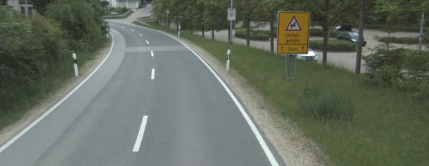 Kommende Woche verbessert das Staatliche Bauamt Landshut Griffigkeit und Ebenheit der Fahrbahn zwischen Kelheim und Ihrlerstein.